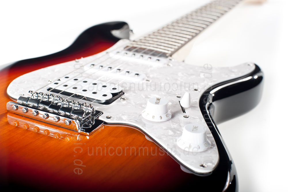 to article description / price Electric Guitar FERNANDES RETROROCKET X - SSH Version - 3 Tone Sunburst