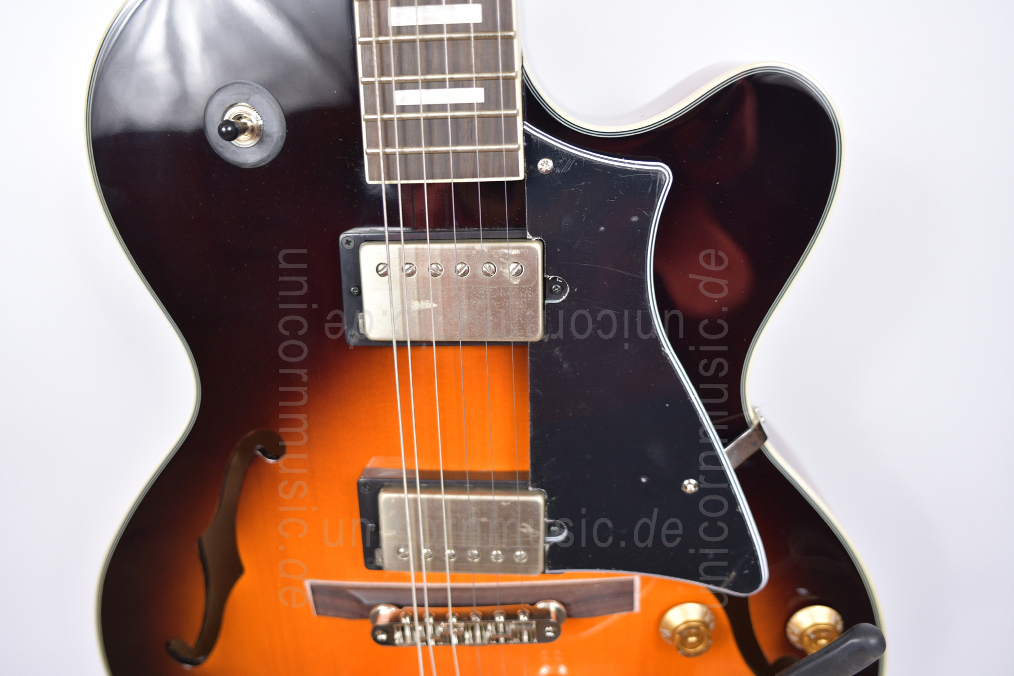 to article description / price Semi-Resonance Archtop Jazz Guitar Cort Yorktown Bigsby Tobacco Burst